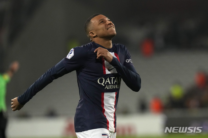 [랑스(프랑스)=AP/뉴시스]랑스전에서 패한 파리생제르맹 음바페. 2023.01.02. 
