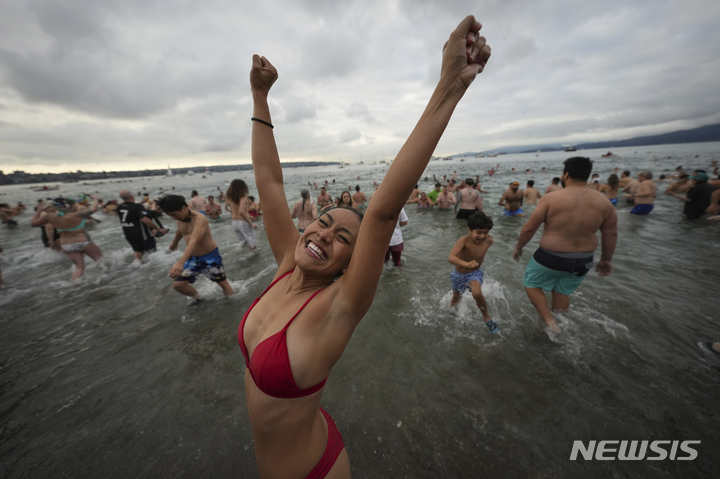 [밴쿠버=AP/뉴시스] 1일(현지시간) 캐나다 브리티시컬럼비아주 밴쿠버에서 북극곰 수영대회가 열려 참가자들이 잉글리시 베이에 뛰어들고 있다. 코로나19 대유행으로 중단됐던 북극곰 수영대회가 2020년 이후 처음으로 재개됐다. 2023.01.03.