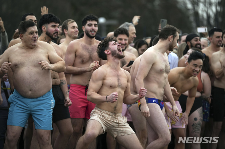 [밴쿠버=AP/뉴시스] 1일(현지시간) 캐나다 브리티시컬럼비아주 밴쿠버에서 북극곰 수영대회가 열려 참가자들이 잉글리시 베이에 뛰어들 준비를 하고 있다. 코로나19 대유행으로 중단됐던 북극곰 수영대회가 2020년 이후 처음으로 재개됐다. 2023.01.03.