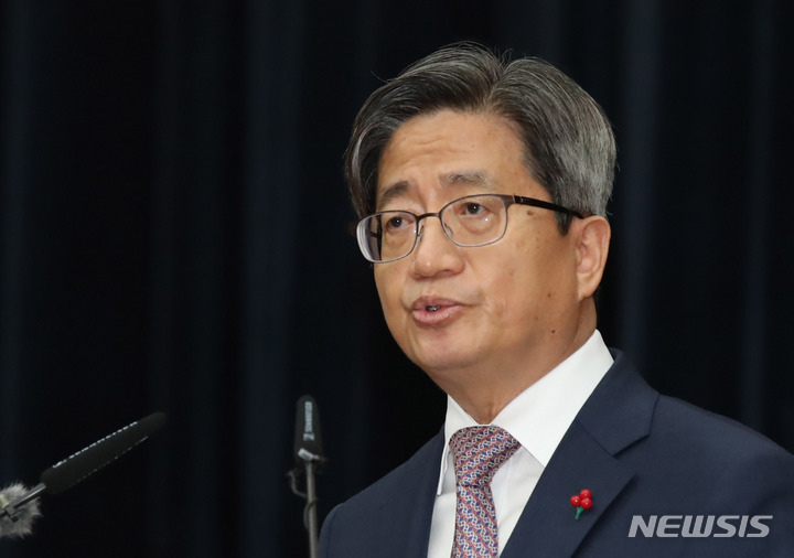 [서울=뉴시스] 조수정 기자 = 김명수 대법원장이 지난 2일 오전 서울 서초구 대법원에서 열린 2023년 시무식에서 시무식사를 하고 있다. 2023.01.02. chocrystal@newsis.com