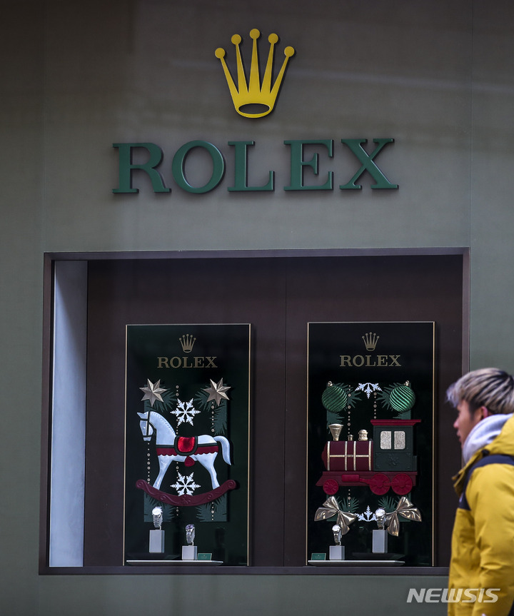 [서울=뉴시스] 1일(현지 시간) 파이낸셜타임스에 따르면 트럼프 대통령은 지난 4월 관세 정책 발표 당시 스위스에 제시했던 상호관세 31%보다 높은 39%를 새 관세율로 제시했다. 이는 유럽연합(EU)의 관세율 15%보다 훨씬 높은 수준으로, 미국 내 소비자들의 가격 부담이 커지고 일부 브랜드의 판매 감소로 이어질 수 있다는 경고가 나온다. 사진은 서울시내 한 백화점 롤렉스 매장 앞에서 시민들이 이동하고 있다. 2025.08.02.