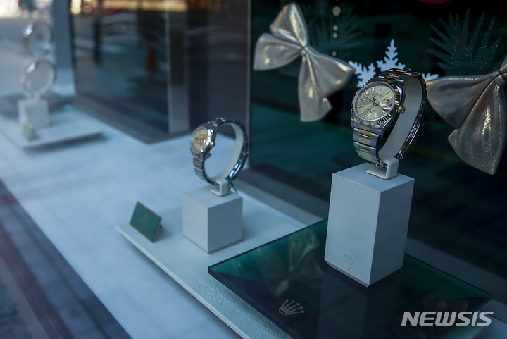 [서울=뉴시스] 정병혁 기자 = 서울시내 한 백화점에 롤렉스 데이저스트 모델이 전시되어 있다. jhope@newsis.com