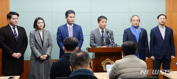 [전주=뉴시스] 김얼 기자 = 한병도 더불어민주당 전북도당 위원장을 비롯한 더불어민주당 전북지역 의원들이 2일 전북 전주시 전북도의회 기자회견장을 방문해 2023년 계묘년 첫 기자회견을 열고 질의에 답변하고 있다. 2023.01.02. pmkeul@newsis.com