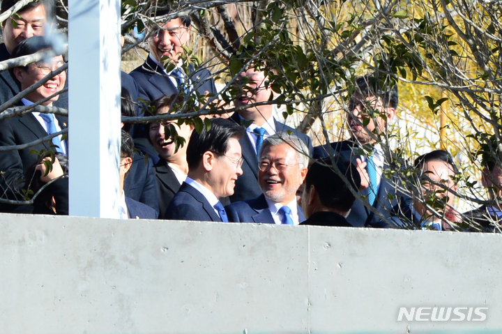 [양산=뉴시스] 차용현 기자 = 2일 오후 경남 양산시 평산마을 문재인 전 대통령 사저를 찾은 더불어민주당 이재명 대표와 당지도부가 문 전 대통령과 기념촬영을 하고 있다. 2023.01.02. con@newsis.com