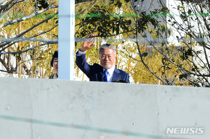 [양산=뉴시스] 차용현 기자 = 2일 오후 문재인 전 대통령이 경남 양산시 평산마을 사저를 찾은 더불어민주당 이재명 대표와 당지도부를 배웅하고 있다. 2023.01.02. con@newsis.com