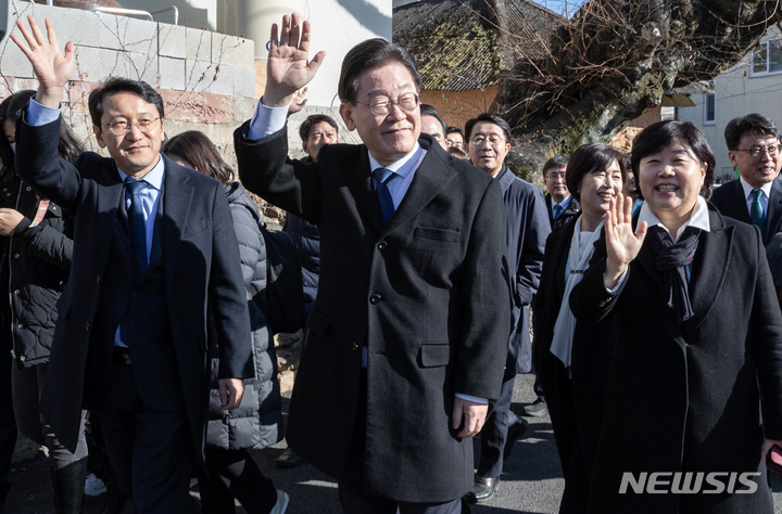 [양산=뉴시스] 차용현 기자 = 2일 오후 경남 양산시 평산마을 사저를 찾아 문재인 전 대통령을 예방하기 위해 더불어민주당 이재명 대표와 당지도부가 이동하고 있다. 2023.01.02.(사진=공동취재단) con@newsis.com