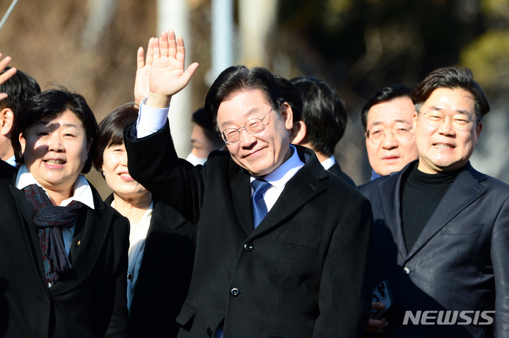 [양산=뉴시스] 차용현 기자=2일 오후 경남 양산시 평산마을 사저를 찾아 문재인 전 대통령을 예방한 더불어민주당 이재명 대표와 당지도부가 다음 일정을 위해 이동하고 있다. 2023.01.02. con@newsis.com