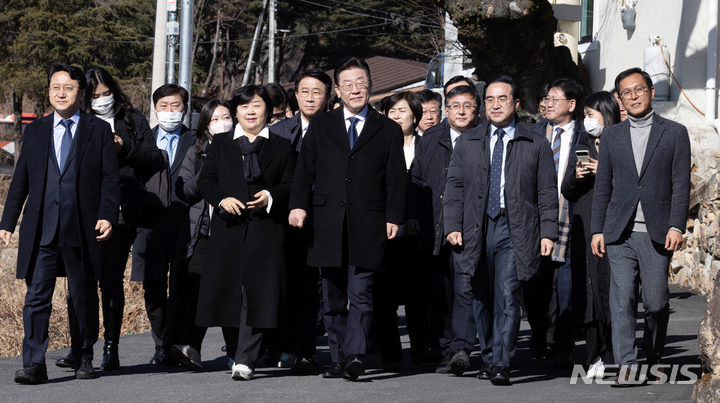 [양산=뉴시스] 차용현 기자 = 2일 오후 경남 양산시 평산마을 사저를 찾아 문재인 전 대통령을 예방한 더불어민주당 이재명 대표와 당지도부가 다음 일정을 위해 이동하고 있다. 2023.01.02. (사진=공동취재단)con@newsis.com