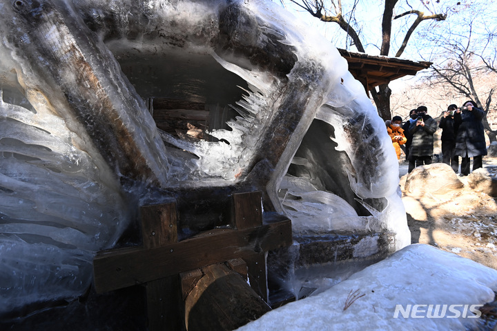 [용인=뉴시스] 김종택 기자 = 수도권지역에 한파주의보가 내려진 지난 2일 경기도 용인 한국민속촌에 설치된 물레방아가 꽁꽁 얼어있다. 2023.01.02. jtk@newsis.com