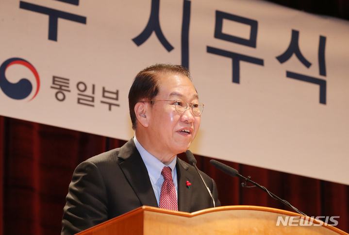 [서울=뉴시스] 김명원 기자 = 권영세 통일부 장관이 2일 서울 종로구 정부서울청사 별관에서 열린 2023년 통일부 시무식에서 인사말을 하고 있다. 2023.01.02. kmx1105@newsis.com
