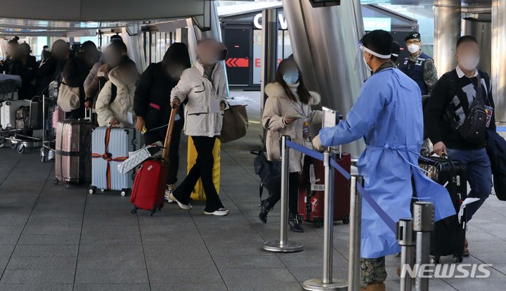 [인천공항=뉴시스] 최진석 기자 = 중국발 모든 입국자에 대해 코로나19 유전자증폭(PCR) 검사가 시작된 지난 2일 인천공항 제1터미널 코로나19 검사센터로 중국발 입국자들이 PCR검사를 받기 위해 들어가고 있다. 정부는 이날부터 중국에서 국내로 들어오는 모든 입국자는 PCR검사를 실시, 관광객 등을 대상으로 하는 단기 비자 발급도 중단했다. 또한 중국발 항공기의 국내 도착지는 기존의 인천, 김해, 대구, 제주 4곳에서 인천으로 일원화됐다. 2023.01.03. myjs@newsis.com