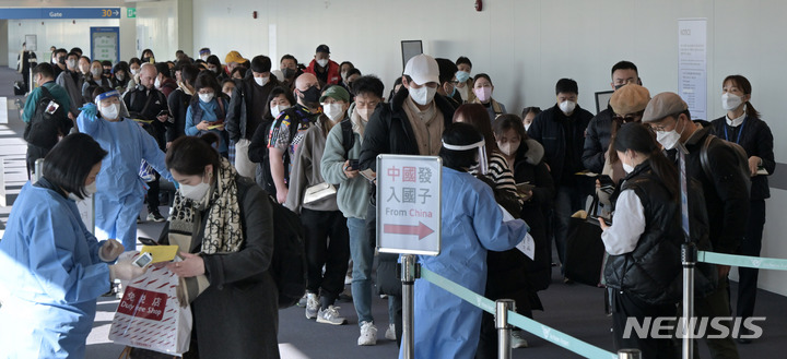 [인천공항=뉴시스] 공항사진기자단 = 2일 인천국제공항 제1여객터미널 입국장에서 공항 관계자들이 중국발 입국자를 분류하고 있다. 방역당국은 이날부터 중국에서 항공편이나 배편으로 입국하는 모든 사람에 대해 코로나19 유전자증폭(PCR) 검사를 실시하는 등 고강도 방역 대책을 시작했다. 2023.01.02. photo@newsis.com