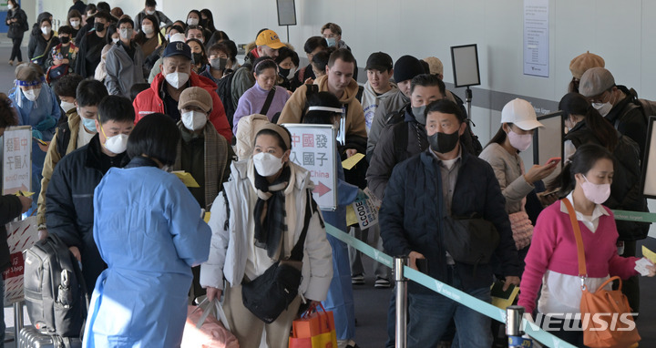 [인천공항=뉴시스] 공항사진기자단 = 지난 2일 인천국제공항 제1여객터미널 입국장에서 공항 관계자들이 중국발 입국자를 분류하고 있다. 방역당국은 이날부터 중국에서 항공편이나 배편으로 입국하는 모든 사람에 대해 코로나19 유전자증폭(PCR) 검사를 실시하는 등 고강도 방역 대책을 시작했다. 2023.01.02. photo@newsis.com