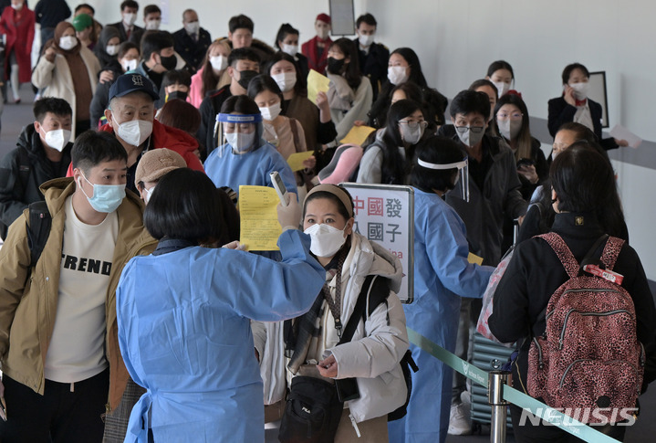 [인천공항=뉴시스] 공항사진기자단 = 2일 인천국제공항 제1여객터미널 입국장에서 공항 관계자들이 중국발 입국자를 분류하고 있다. 방역당국은 이날부터 중국에서 항공편이나 배편으로 입국하는 모든 사람에 대해 코로나19 유전자증폭(PCR) 검사를 실시하는 등 고강도 방역 대책을 시작했다. 2023.01.02. photo@newsis.com