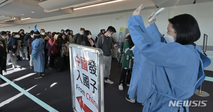 [인천공항=뉴시스] 공항사진기자단 = 지난 1월2일 인천국제공항 제1여객터미널 입국장에서 공항 관계자들이 중국발 입국자를 분류하고 있다. 2023.03.11. photo@newsis.com