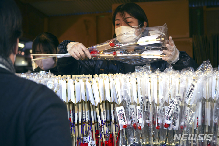 [도쿄=AP/뉴시스] 2일 일본 도쿄 근처 가와사키에 있는 다이시 사찰 기념품점에서 새해 첫 신사나 사찰을 방문해 행운을 기원하는 '하츠모데' 방문객들에게&nbsp; 직원이 액운을 쫓아내기 위한 '하마야' 또는 의식용 화살을 판매하고 있다. 2023.01.04.<font _mstmutation="1" _msthash="178997" _msttexthash="372645468"></font>