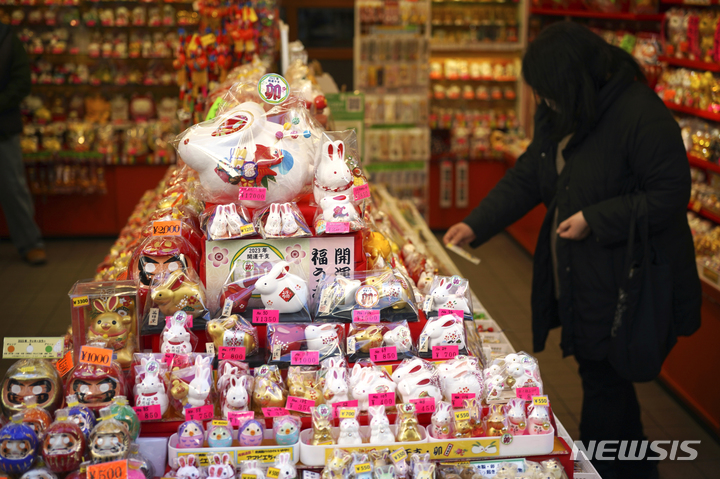 [도쿄=AP/뉴시스] 2일 일본 도쿄 근처 가와사키에 있는 다이시 사찰 기념품점에서 새해 첫 신사나 사찰을 방문해 행운을 기원하는 '하츠모데' 방문객들에게 '토끼의 해' 새해 장식품을 판매하고 있다. 2023.01.04.