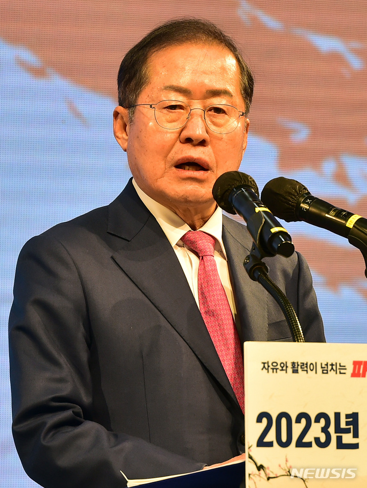 [대구=뉴시스] 이무열 기자 = 홍준표 대구시장이 2일 오후 대구 북구 엑스코에서 열린 ‘2023년 대구광역시 신년인사회’에 참석해 신년인사를 하고 있다. 2023.01.02. lmy@newsis.com