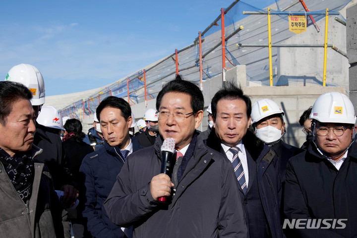 [목포=뉴시스] 이창우 기자=김영록 전남도지사(앞줄 가운데)는 2일 오후 목포시 대양동에 소재한 '2023년 전국체전·전국장애인체전' 목포종합경기장 건립공사 현장을 방문해 현황 청취 후 관계자와 근로자들을 격려하고, 안전시공과 차질없는 준공을 당부했다. (사진=전남도 제공) 2023.01.02. photo@newsis.com *재판매 및 DB 금지