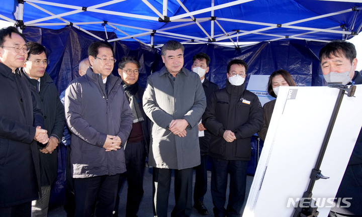 [나주=뉴시스] 이창우 기자=김영록 전남도지사(왼쪽 세 번째)가 2일 오후 나주시 왕곡면 '나주 에너지국가산업단지' 조성 예정지를 방문, 산업단지 조성 계획과 용지 공급계획 등을 청취하고 관계자들을 격려하고 있다. (사진=전남도 제공) 2023.01.02. photo@newsis.com *재판매 및 DB 금지