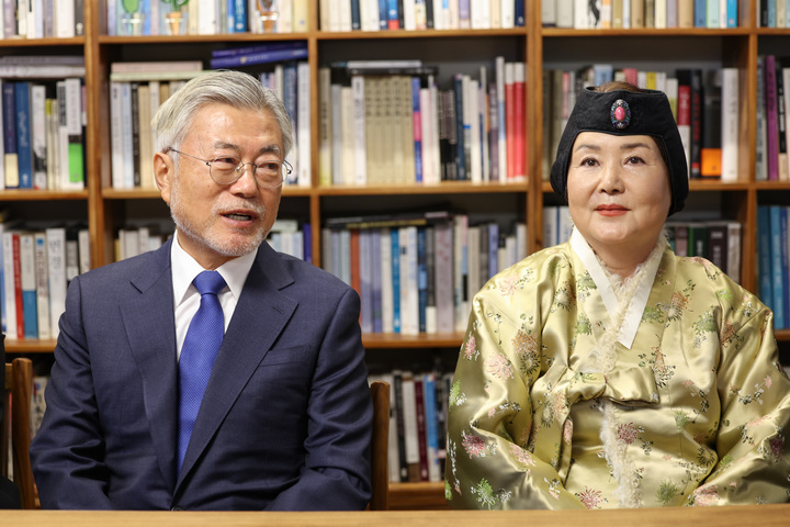 [서울=뉴시스] 이영환 기자=지난 2일 문재인 전 대통령과 김정숙 여사의 경남 양산 평산마을 사저에서 모습. (사진=더불어민주당 제공) 2023.01.02. photo@newsis.com *재판매 및 DB 금지