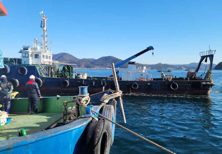 [창원=뉴시스] 강경국 기자 = 경남 창원특례시 마산합포구 진동만 해역에서 청정어장 재생사업이 3일 시작되고 있다. (사진=창원시청 제공). 2023.01.03. photo@newsis.com *재판매 및 DB 금지