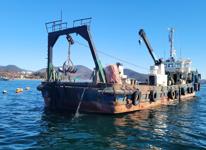 [창원=뉴시스] 강경국 기자 = 경남 창원특례시 마산합포구 진동만 해역에서 청정어장 재생사업이 3일 시작되고 있다. (사진=창원시청 제공). 2023.01.03. photo@newsis.com *재판매 및 DB 금지
