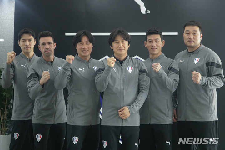 [서울=뉴시스]프로축구 수원 삼성 2023시즌 코치진. (사진=수원 삼성 제공)