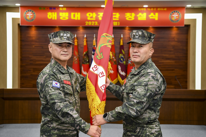 [서울=뉴시스] 김계환 해병대사령관(우측)이 2일 이영균 초대 해병대 안전단장(좌측)에게 부대기를 수여하고 있다. (사진=해병대) 2023.01.03. photo@newsis.com *재판매 및 DB 금지