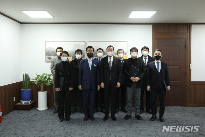 [서울=뉴시스] 권영세 장관 2022년 외부기관 업무유공자 표창 수여. (사진=통일부 제공) 2023.01.03