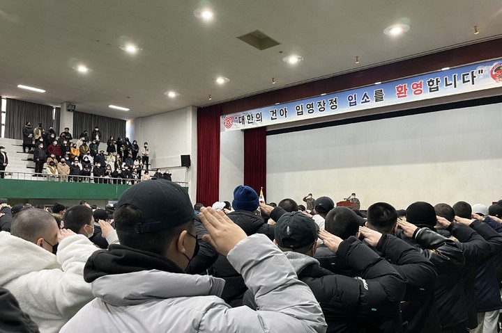 [대구=뉴시스] 육군 제50보병사단은 3일 2023년 계묘년(癸卯年)을 맞아 새해 첫 현역병 입영행사를 실시했다. (사진 = 육군 제50보병사단 제공) 2023.01.03. photo@newsis.com *재판매 및 DB 금지