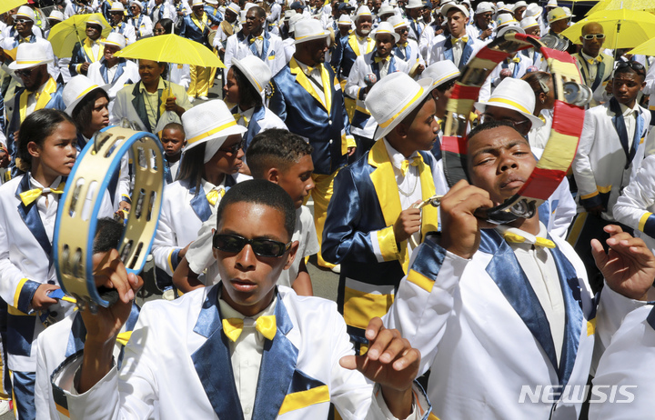 [케이프타운=AP/뉴시스] 2일(현지시간) 남아프리카 공화국 케이프타운에서 연례 케이프타운 '민스트럴 카니발'이 열려 참가자들이 행진하고 있다. '민스트럴 카니발'은 매년 1월 2일 열리는 새해맞이 거리 축제로 남아공에 노예제도 있었을 당시 흑인 노예가 주인으로부터 일 년에 하루 휴가받은 휴식의 날에서 유래했다. 2023.01.03