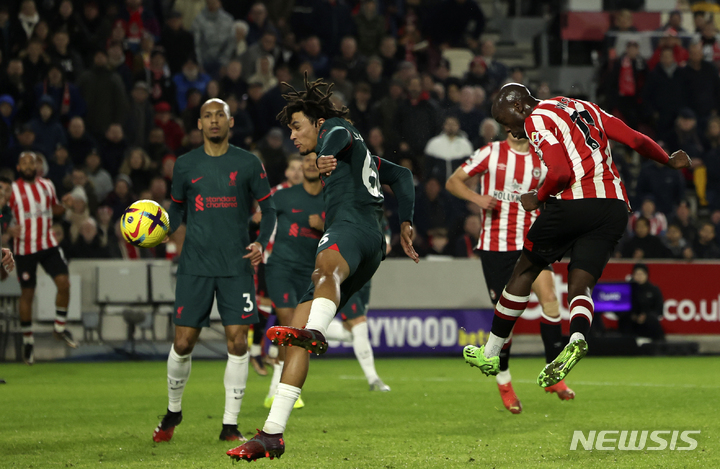 [런던=AP/뉴시스]브렌트포드, 84년 만에 리버풀 제압. 2023.01.02.