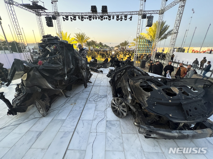 [바그다드= AP/뉴시스] 바그다드 공항에서 미군 무인기 공격을 당했을 때 폭탄으로 파괴된 아부 마흐디 알-무한디스 이라크 민병대 부사령관의 차량 잔해를 사건 3주기를 앞둔 올해 1월 2일 바그다드 시민들이 둘러보고 있다.&nbsp; 