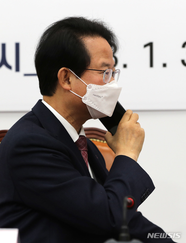 [서울=뉴시스] 전진환 기자 = 류성걸 기획재정위 간사가 3일 오전 서울 여의도 국회에서 열린 설 민생안정대책 관련 민·당·정협의회의에서 누군가와 전화통화를 하고 있다. 2023.01.03. amin2@newsis.com