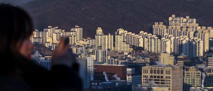 [서울=뉴시스] 정병혁 기자 = 지난 3일 오전 서울 중구 남산에서 서울시내 아파트가 보이고 있다. 정부가 주택 시장 경착륙을 막기 위해 서울 강남 3구와 용산구를 제외하고 모든 지역에 대한 규제지역을 해제하기로 했다. 대통령실과 정부부처 등에 따르면 국토교통부는 이달 추가 규제지역을 해제한다. 조정대상지역에서 풀리면 종합부동산세와 양도소득세 중과가 배제되는 등 세제가 줄어들고, 주택담보대출비율(LTV) 등 대출이 확대되며 재당첨 제한 등 청약 규제도 풀린다. 2023.01.03. jhope@newsis.com