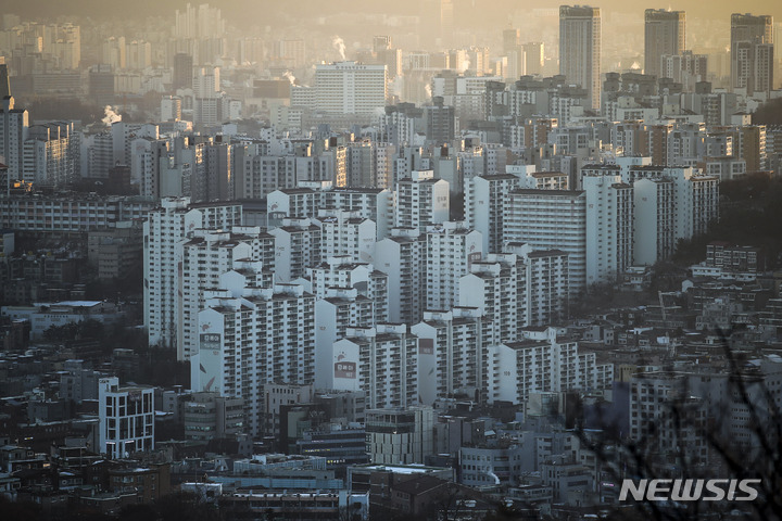 [서울=뉴시스] 정병혁 기자 = 3일 오전 서울 중구 남산에서 서울시내 아파트가 보이고 있다. 정부가 주택 시장 경착륙을 막기 위해 서울 강남 3구와 용산구를 제외하고 모든 지역에 대한 규제지역을 해제하기로 했다. 대통령실과 정부부처 등에 따르면 국토교통부는 이달 추가 규제지역을 해제한다. 조정대상지역에서 풀리면 종합부동산세와 양도소득세 중과가 배제되는 등 세제가 줄어들고, 주택담보대출비율(LTV) 등 대출이 확대되며 재당첨 제한 등 청약 규제도 풀린다. 2023.01.03. jhope@newsis.com