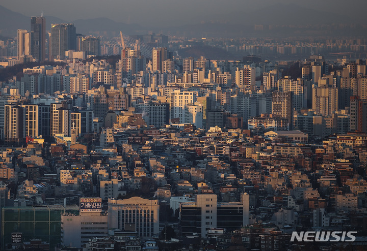 [서울=뉴시스] 정병혁 기자 = 지난 3일 오전 서울 중구 남산에서 서울시내 아파트가 보이고 있다. 2023.01.03. jhope@newsis.com