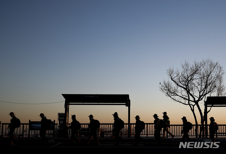 [서울=뉴시스] 정병혁 기자 = 서울 아침 기온이 영하 9도까지 떨어진 지난달 3일 오전 서울 중구 남산에서 군인들이 한파 속에도 훈련을 하고 있다. 2023.01.03. jhope@newsis.com