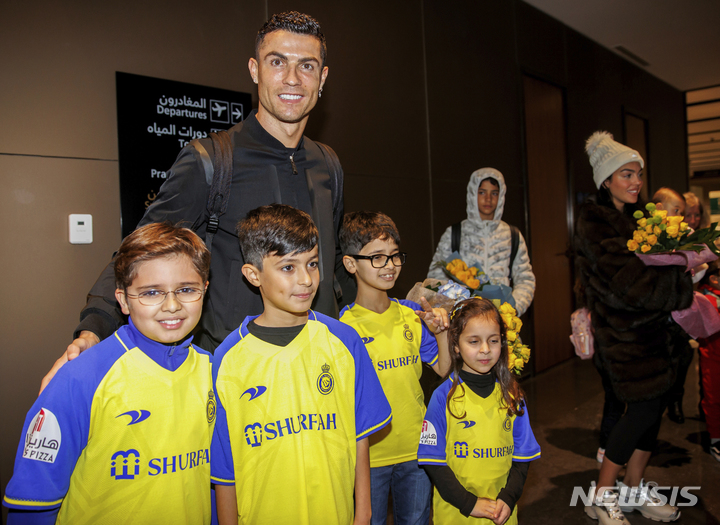 [리야드=AP/뉴시스] 크리스티아누 호날두가 2일(현지시간) 사우디아라비아 리야드 국제공항에 도착해 화동들의 환영을 받고 있다. 호날두는 사우디의 가장 성공적인 팀인 '알 나스르'로 연봉 2700억 원에 입단했다. 2023.01.03.