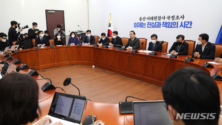 [서울=뉴시스] 전진환 기자 = 박홍근 더불어민주당 원내대표가 3일 오전 서울 여의도 국회에서 열린 원내대책회의에서 발언하고 있다. 2023.01.03. amin2@newsis.com