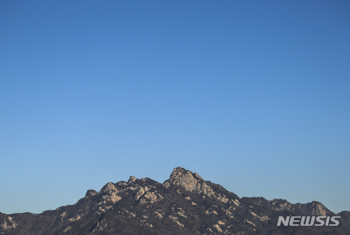[서울=뉴시스] 3일 오전 서울 종로구 북악산 정상에서 바라본 북한산 위로 파란 하늘이 보이고 있다. 사진은 기사내용과 관련없음. 2023.01.03. jhope@newsis.com