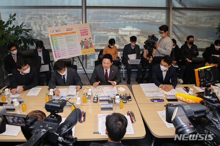 [서울=뉴시스] 권창회 기자 = 원희룡 국토교통부 장관이 3일 오전 서울 여의도 전경련회관 내 주택도시보증공사(HUG) 서부관리센터에서 전세사기 관련 간담회를 열고 모두발언을 하고 있다. 2023.01.03. kch0523@newsis.com