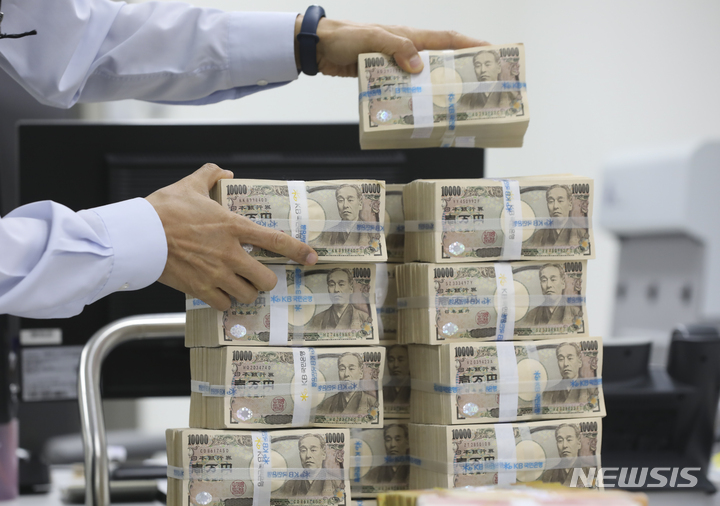 [서울=뉴시스] 김근수 기자 = 3일 오후 서울 여의도 KB국민은행 외환업무부에서 직원이 엔화를 정리하고 있다. 블룸버그 산하 경제연구소인 블룸버그 인텔리전스(BI)에 따르면 미국 금리인상 속도 조절과 일본은행(BOJ)의 통화정책 기조 전환 기대감으로 엔화가 강세를 보일 것이라고 전망했다. 2023.01.03. ks@newsis.com