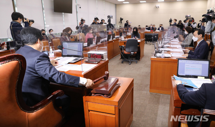 [서울=뉴시스] 전진환 기자 = 지난 1월3일 오후 서울 여의도 국회에서 열린 연금개혁특별위원회 전체회의에서 강기윤 국민의힘 간사가 의사봉을 두드리고 있다. 2023.01.03. amin2@newsis.com