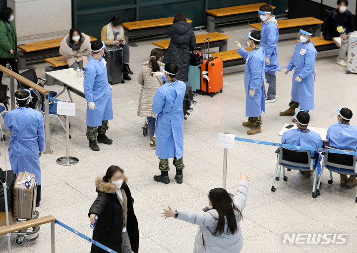 [인천공항=뉴시스] 조성우 기자 = 지난 3일 오후 인천국제공항 제1여객터미널에서 검역 지원 육군 장병들이 중국발 입국자들을 안내하고 있다. 2023.01.03. xconfind@newsis.com