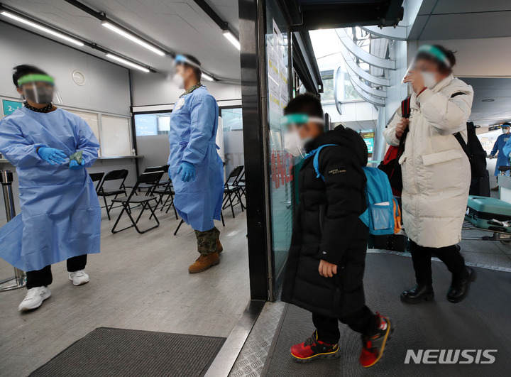 [인천공항=뉴시스] 조성우 기자 = 지난 3일 오후 인천국제공항 제1여객터미널 코로나19 검사센터에 중국발 입국자들이 들어서고 있다. 2023.01.03. xconfind@newsis.com