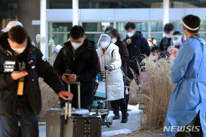 [인천공항=뉴시스] 조성우 기자 = 중국발 입국자 코로나19 검사 의무화 이틀째인 3일 오후 인천국제공항 제1여객터미널에서 중국발 입국자들이 코로나19 검사센터로 향하고 있다. 2023.01.03. xconfind@newsis.com