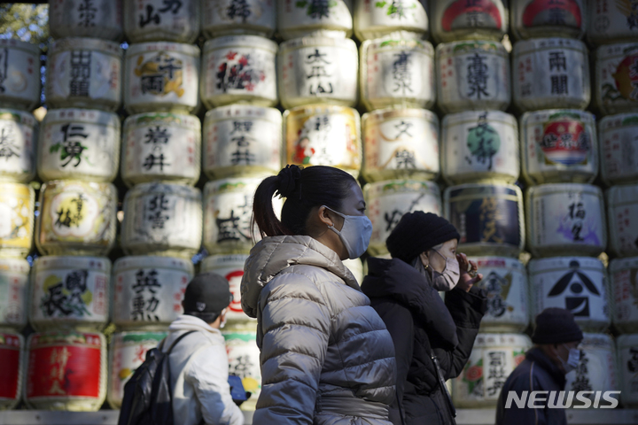 [도쿄=AP/뉴시스] 3일 일본 도쿄 메이지 신궁에서 방문객들이 행운을 빌고 있다. '하츠모데'는 새해에 처음으로 신사를 참배하는 행사이다. 2023.01.04.