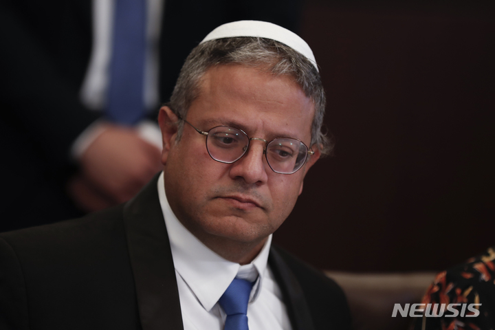 [예루살렘=AP/뉴시스]이타마르 벤-그비르 이스라엘 국가안보장관이 3일 예루살렘에서 열린 베냐민 네타냐후 이스라엘 신임 총리의 내각 회의에 참석하고 있다. 그는 이날 예루살렘 성지를 방문, 팔레스타인인들로부터 유례없는 도발이라는 강력한 반발을 불렀다. 2023.1.3